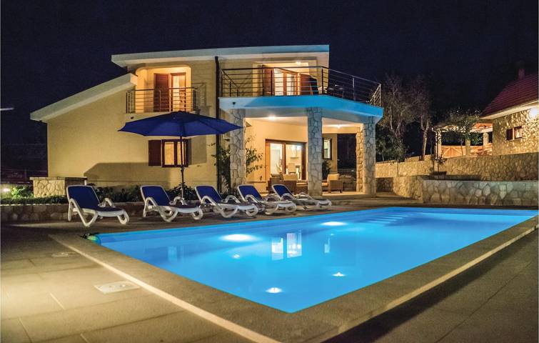 Gemütliche 2-Zimmer-Wohnung mit Pool, WLAN und Parkplatz in der Nähe des Flusses Ričina in Imotski, Makarska Riviera