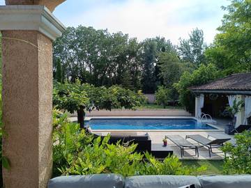 Gîte pour 6 personnes, avec terrasse ainsi que jardin et piscine à Pujaut