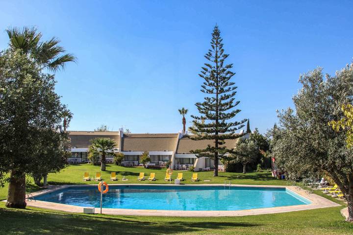 Location de vacances pour 6 personnes, avec jardin et terrasse ainsi que vue et piscine à Vilamoura - 3
