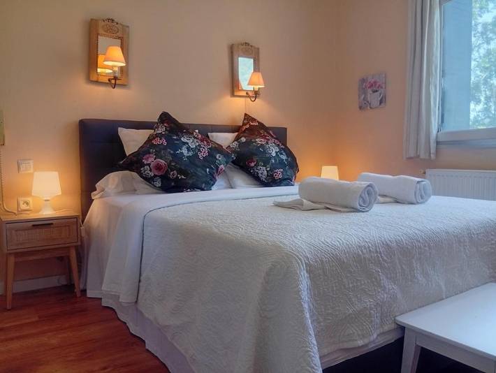Location de vacances pour 2 personnes, avec jardin ainsi que terrasse et piscine à Casteil - 2