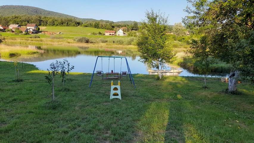 Ferienwohnung für 6 Personen, mit Terrasse und Garten sowie Seeblick und Ausblick
