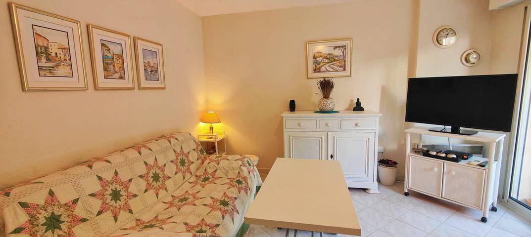 Gîte pour 4 personnes, avec jardin, adapté aux familles dans Plage du Port Fréjus - 2