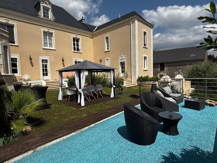 Location de vacances pour 2 personnes, avec piscine ainsi que jardin et jacuzzi à Écommoy