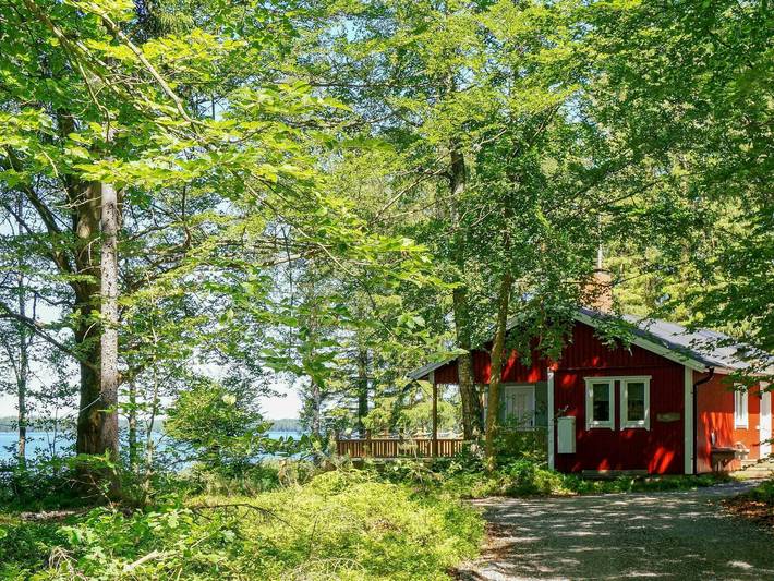 Hus vid sjön med terrass in Hylte gielda, Halland