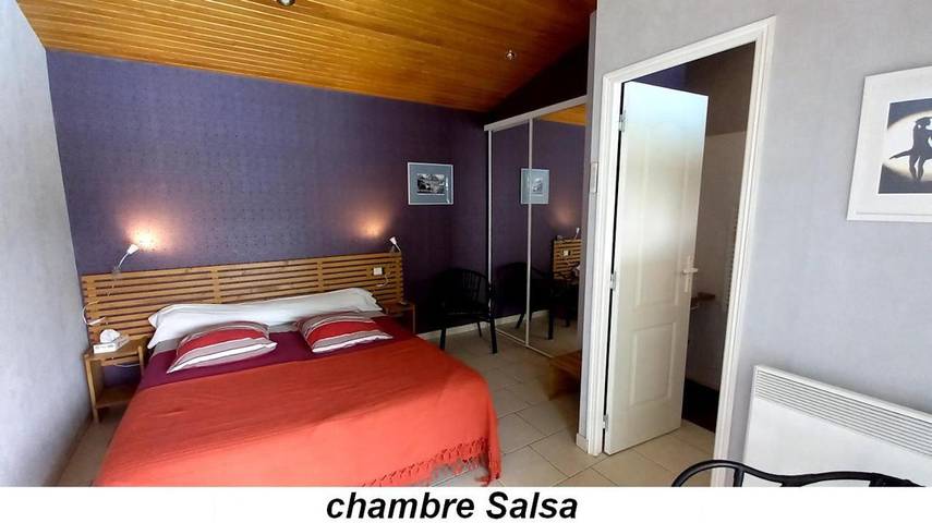 Gîte pour 2 personnes, avec piscine ainsi que vue et jardin, animaux acceptés à Boutiers-Saint-Trojan - 2