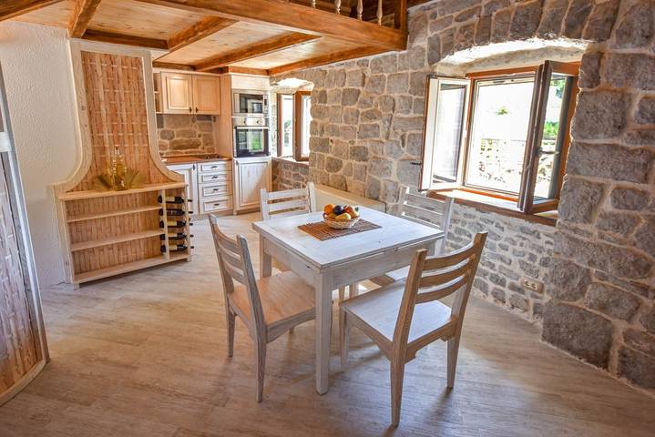 Villa für 6 Personen, mit Terrasse und Garten sowie Whirlpool in Montenegro - 3