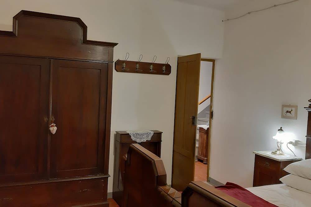 Antigua casa unifamiliar en una corte campesina, en las colinas de Parma in Neviano degli Arduini, Provincia de Parma