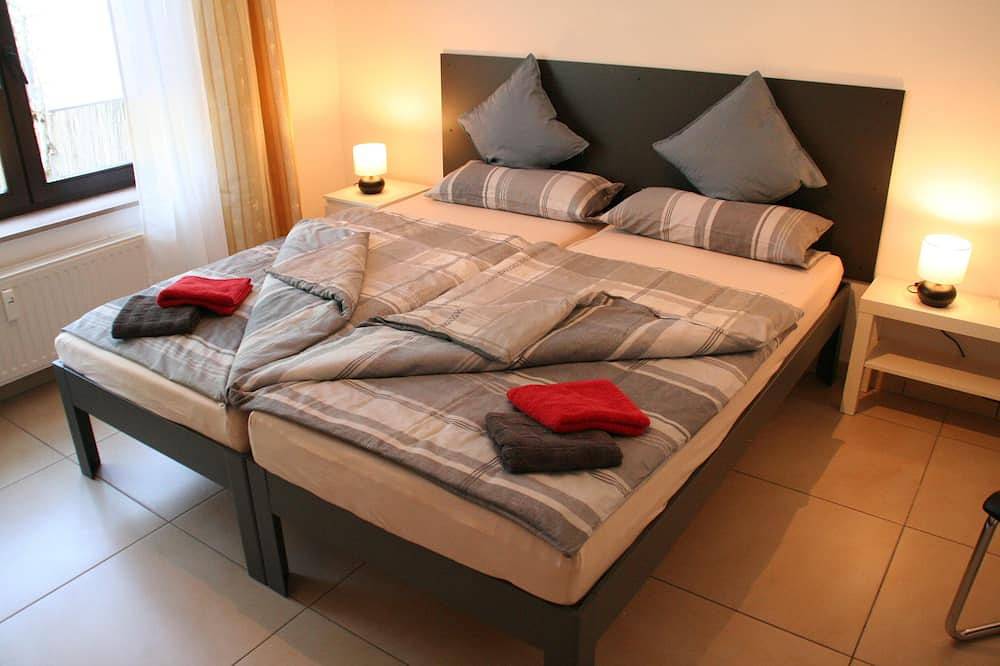 Ganze Wohnung, Schöne Ferienwohnung mit eigener Terrasse und Garten in Saarbrücken, Saarbrücken & Umgebung