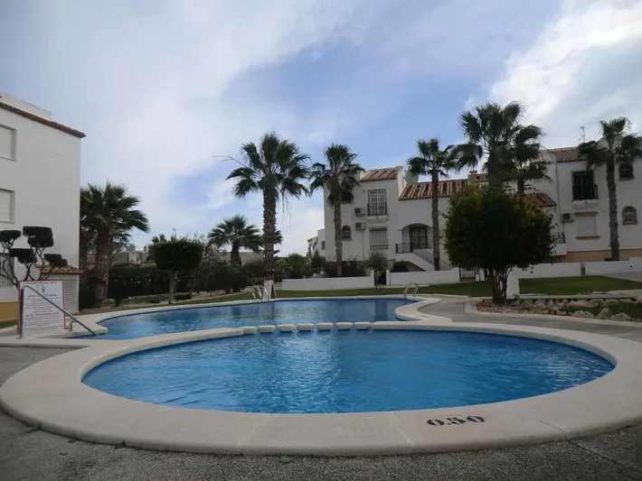 Apartamento de vacaciones para 6 personas, con vistas además de piscina y jardín - 1