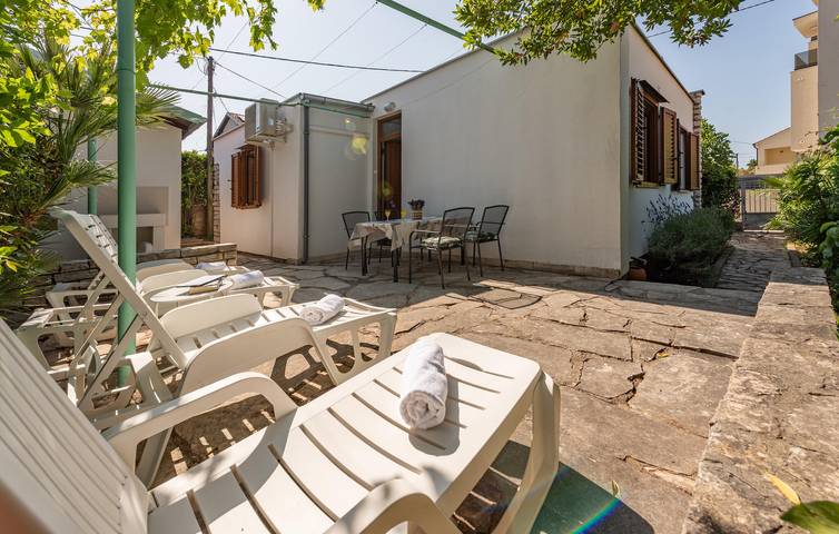 Gemütliche Wohnung mit Terrasse, WLAN und Parkplatz, 1,5 km vom Strand entfernt in Zadar Stadt, Zadar (Kommun)