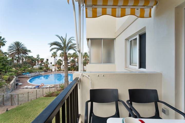 Apartamento entero, Vacaciones 'El Dorado 206' con piscina compartida, terraza compartida y Wi-Fi in Playa de las Américas, Arona 