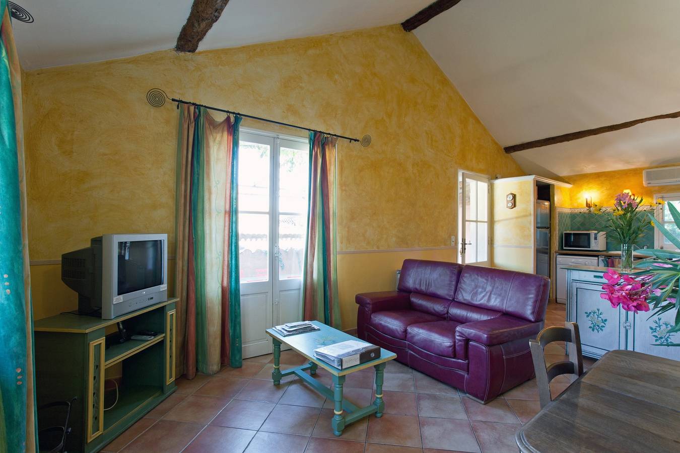 Holiday Home 'Gauguin' with Shared Pool, Wi-Fi and Air Conditioning in Fourques, Nimes region