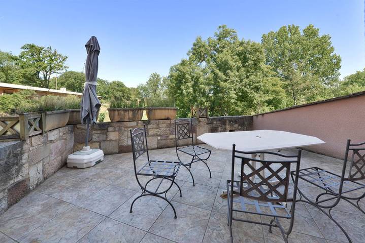 Gîte pour 4 personnes, avec terrasse et piscine
