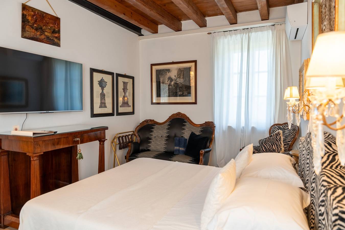 Room 'Casino Di Caccia 2' with Shared Pool, Wi-Fi and Air Conditioning in Sommacampagna, Verona Province