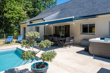 Gîte pour 10 personnes, avec piscine et jardin ainsi que terrasse et jacuzzi, animaux acceptés dans Maine-et-Loire