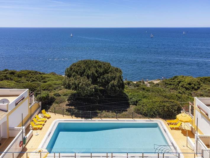 Casa de férias para 4 pessoas, com terraço e piscina e ainda jardim em Benagil
