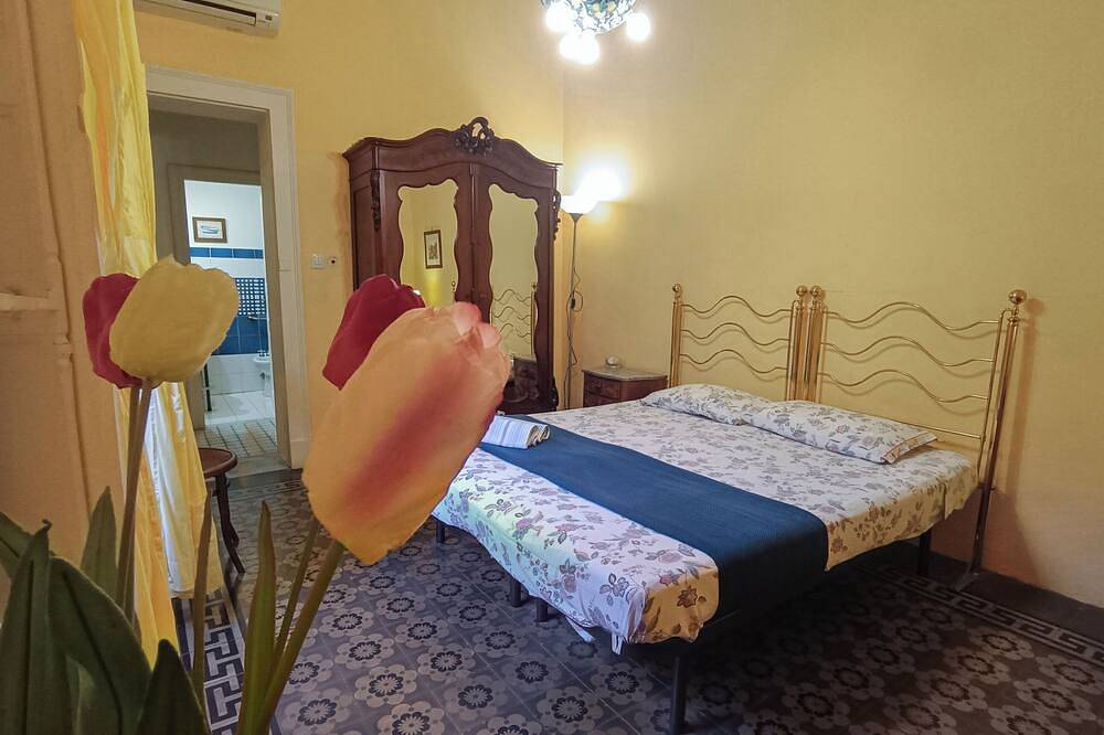 Casa Rossi Bed & Breakfast within walking distance of the historic center and 5 minutes from the sea in Acireale, Provincia de Catania