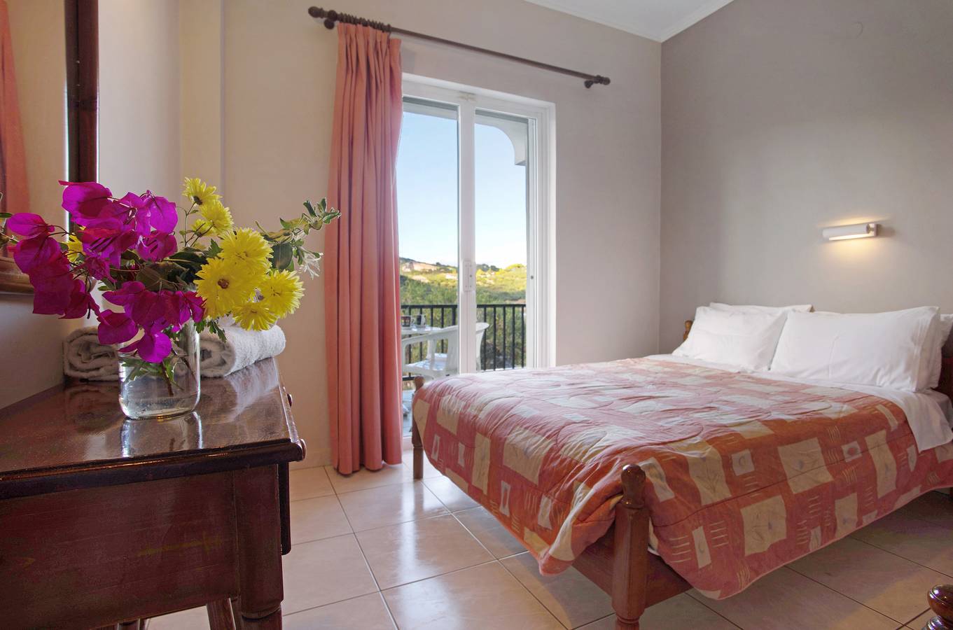 Entire studio, Studio "Dolphin Studio 5" with Private Balcony, Shared Garden & Wi-Fi in Keri, Laganas