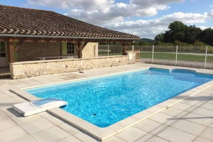 Location de vacances pour 10 personnes, avec terrasse ainsi que piscine et jardin à Villeneuve-de-Duras
