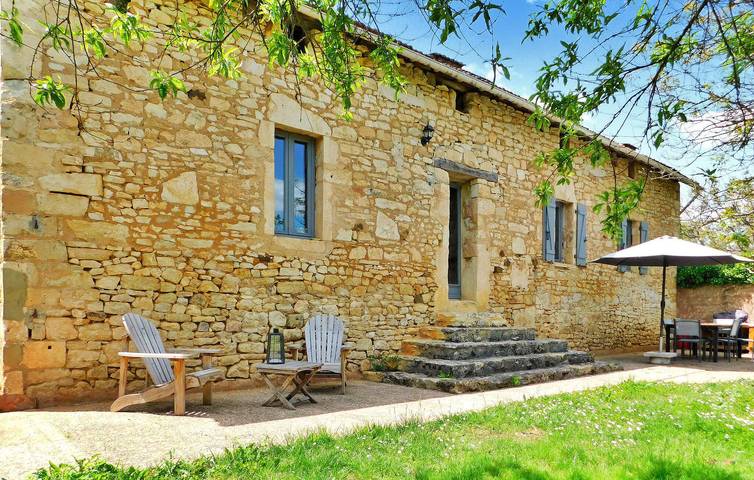 Appartement spacieux avec piscine, parking et WiFi in Veyrines-de-Domme, Périgord Noir