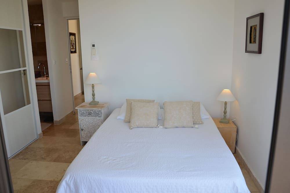 Magnifique villa vue mer 8 pers, piscine chauffée, domaine privé in Cap Bénat, Bormes-les-Mimosas