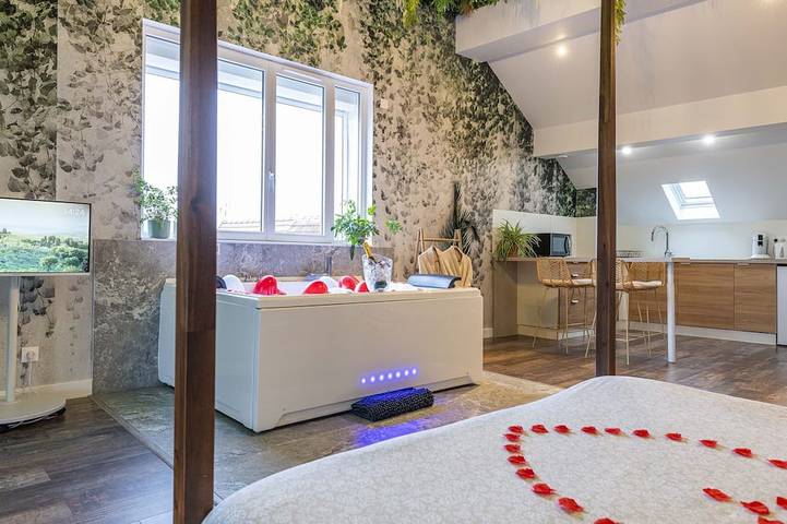 Apartamento entero, Jungle palace apartment with jacuzzi 15 minutes from Disneyland in Nanteuil-lès-Meaux, Sena y Marne