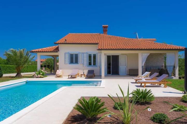 Ferienhaus für 4 Personen, mit Pool und Garten, mit Haustier