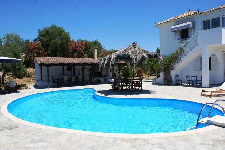 Ferienhaus für 8 Personen, mit Terrasse und Garten sowie Pool in Kalamaki