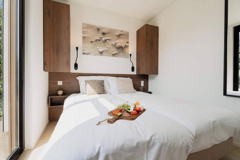 Luxe en duurzame 4-persoons recreatievilla’s met hoge raampartijen, volledig gasloos en voorzien van zonnepanelen. Geniet van een stijlvolle living, luxe keuken, twee comfortabele slaapkamers en twee ensuite badkamers met inloopdouche. Inclusief opge in Nederlandse Noordzeekust