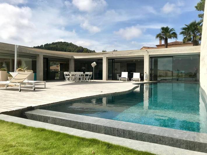 Villa pour 10 personnes, avec Balcon et Terrasse ainsi que Jardin et Piscine à Bandol