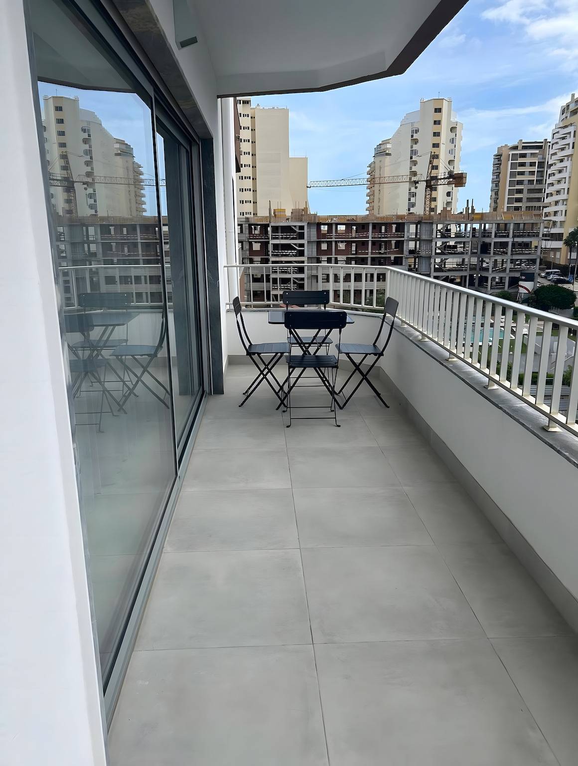 Apartamento entero, Apartamento 'Rocha Sol' con piscina compartida, jardín compartido y balcón in Praia da Rocha, Portimão