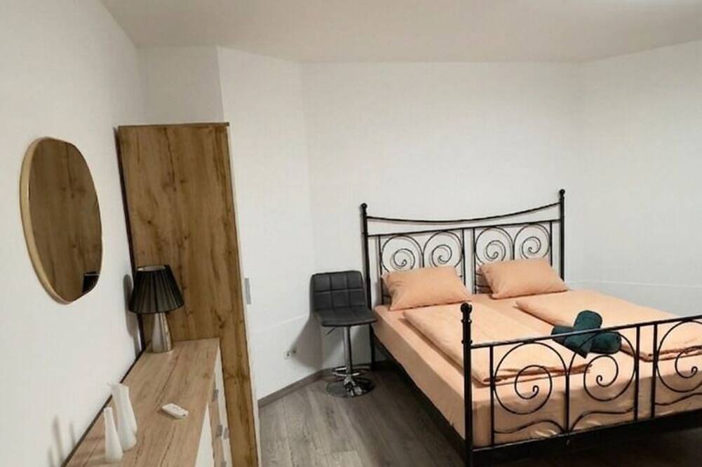 Charming Villa Stay | Garden & Parking Included in Floridsdorf, Wien