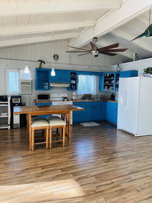 Beach Hut Vibes in this Lake front cottage with hot tub! in Lenawee County