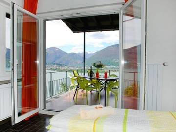 Ferienwohnung für 5 Personen, mit Balkon und Seeblick sowie Ausblick in Gambarogno