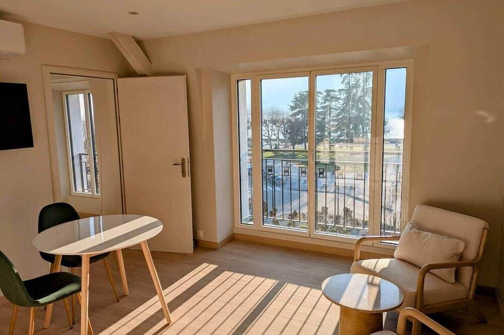 Entire apartment, Les Flots Harmonieux (30m² lake view) in Aix-les-Bains, Chambéry region