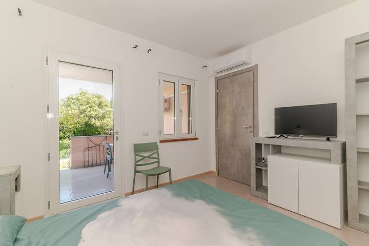 Appartamento intero, Camera Privata Luxury Room Centro San Teodoro' con terrazza e giardino privati, aria condizionata in San Teodoro, Olbia-Tempio