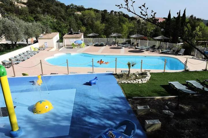 Camping pour 4 personnes, avec piscine, animaux acceptés dans la Drôme