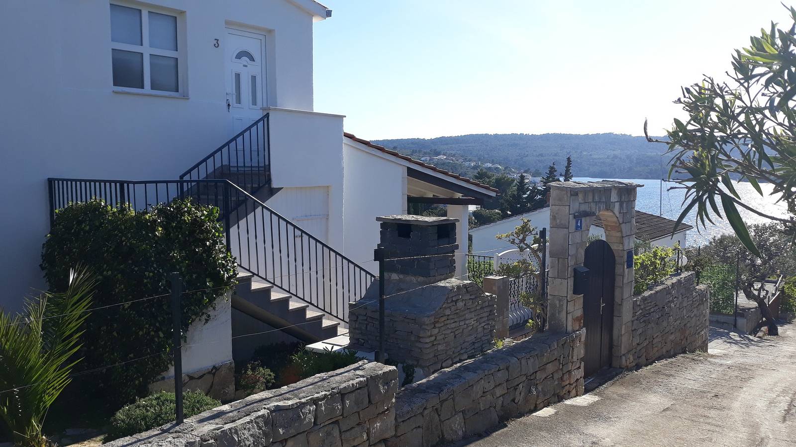 Ganze Wohnung, 2-Zimmer-Ferienwohnung mit Terrasse Necujam, Solta A-18993-a in Necujam, Solta