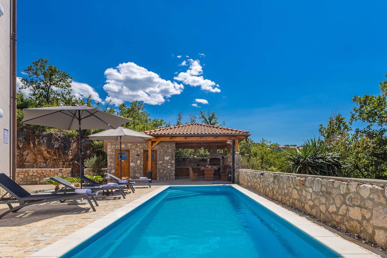 Geheel appartement, Vakantieappartement Dea met verwarmd zwembad en uitzicht op zee, op 300 meter van het strand. in Komoriška, Klimno