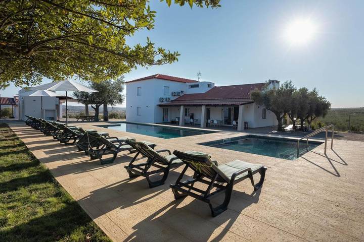 Aluguéis de quarto para 3 pessoas, com Jacuzzi e Jardim e ainda Piscina and Vista em Moura