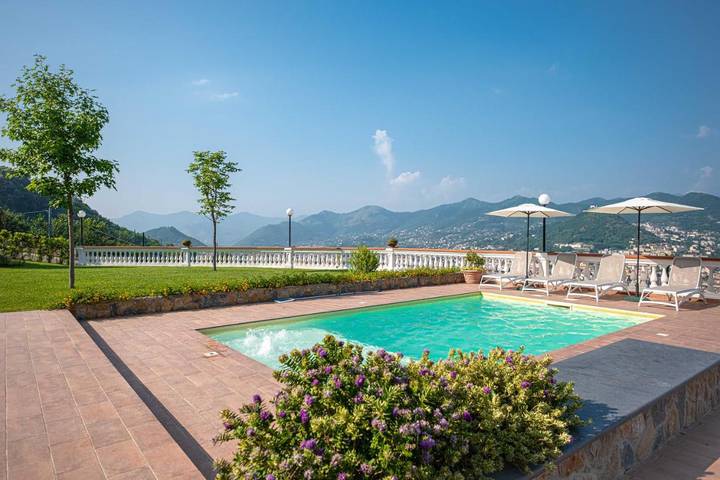 Agriturismo per 12 persone, con giardino e panorama nonché piscina, con animali domestici a Cava dei Tirreni
