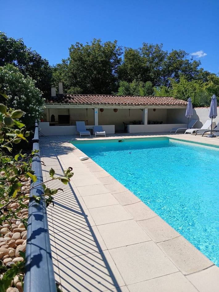 Gîte pour 10 personnes, avec jardin ainsi que terrasse et piscine, animaux acceptés à Pernes-les-Fontaines - 3