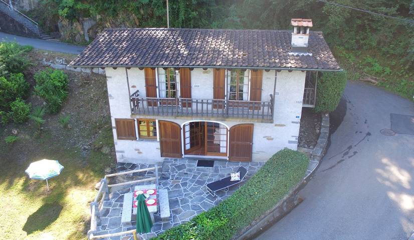 Ferienhaus für 6 Personen, mit Seeblick und Garten sowie Terrasse und Ausblick in Gambarogno