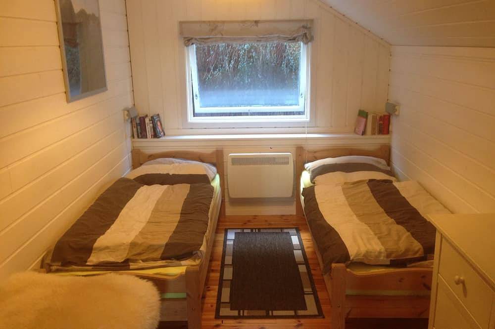 Vissershut direct aan zee met een fantastisch uitzicht en top vissersboot in Korshamn, Lyngdal (gemeente)