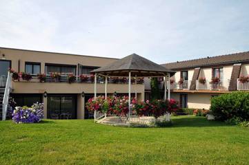 Hôtel pour 2 personnes, avec jardin ainsi que sauna et piscine, animaux acceptés à Bergères-lès-Vertus
