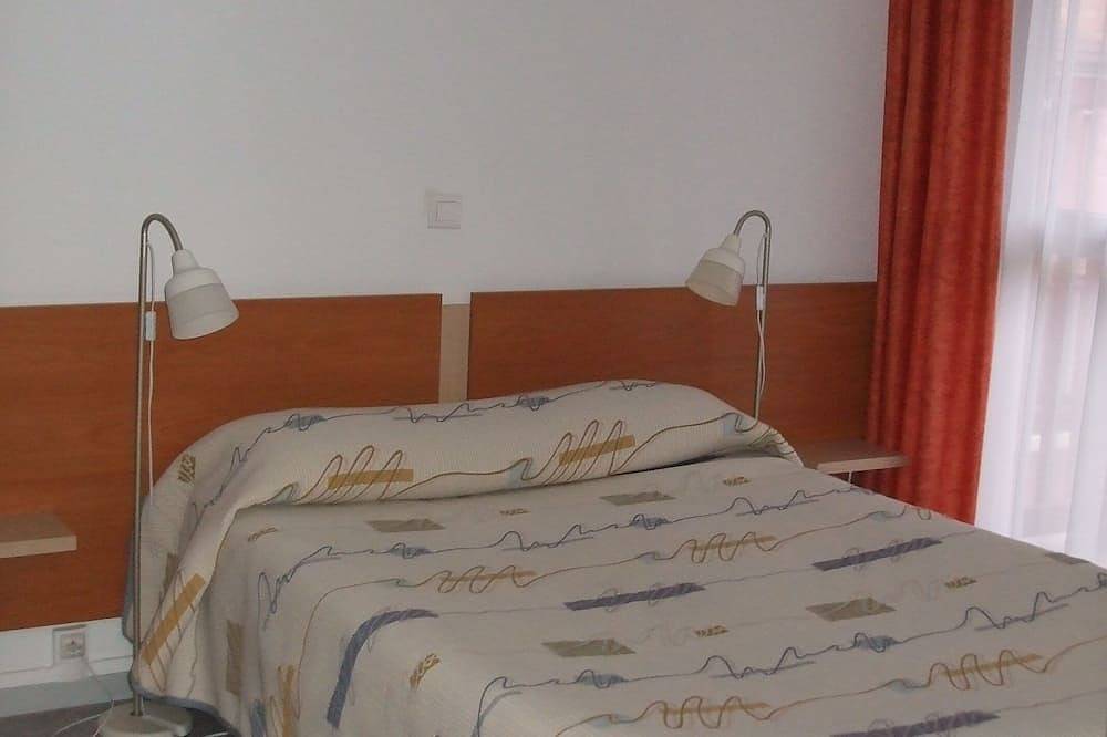 Entire apartment, Air-conditioned T2 ground floor in 3-star residence with heated pool in Salies-de-Béarn, Béarn