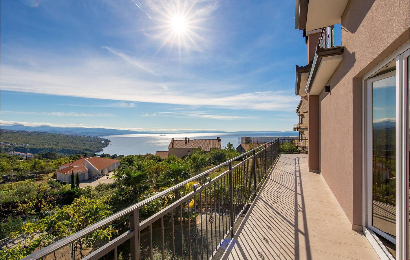 Apartamento vacacional entero, Acogedor apartamento de 140 m² con terraza y plaza de aparcamiento, a 2 km de la playa in Opatija Riviera