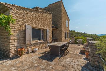 Gîte pour 6 personnes, avec jardin dans Village de Gordes