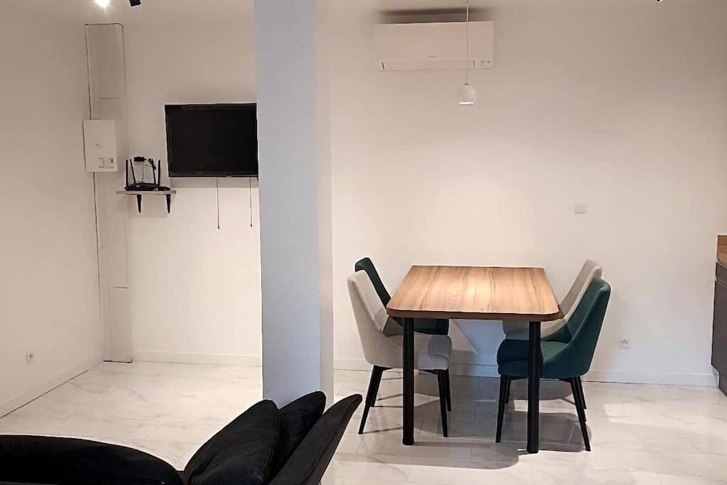 Appartement entier, One-Bedroom Apartment in Lesches, Seine-et-Marne