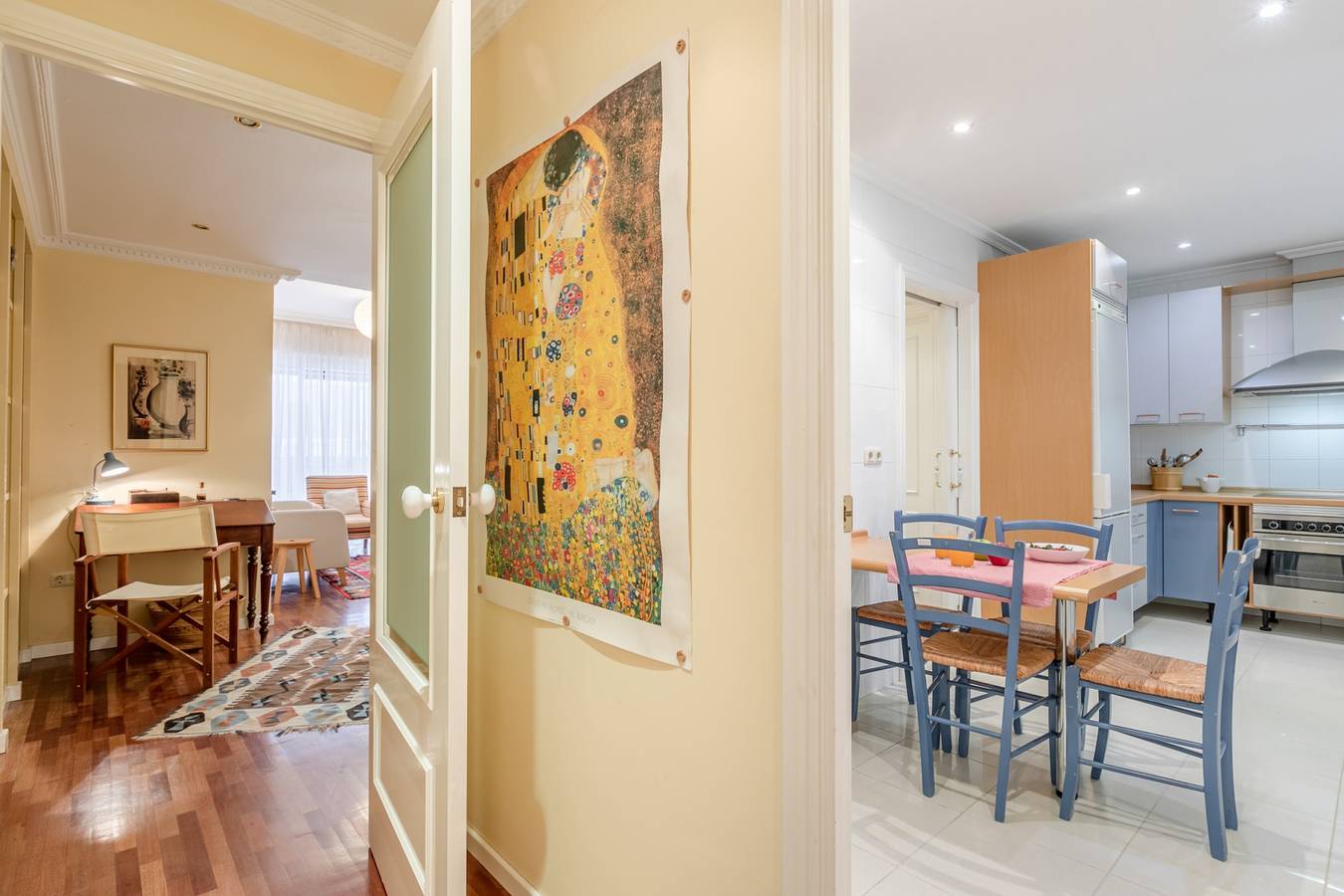 Entire holiday apartment, Cozy 2BR Apartment | WiFi, AC | Near Restaurants & City Center in Casco Antiguo, Sevilla